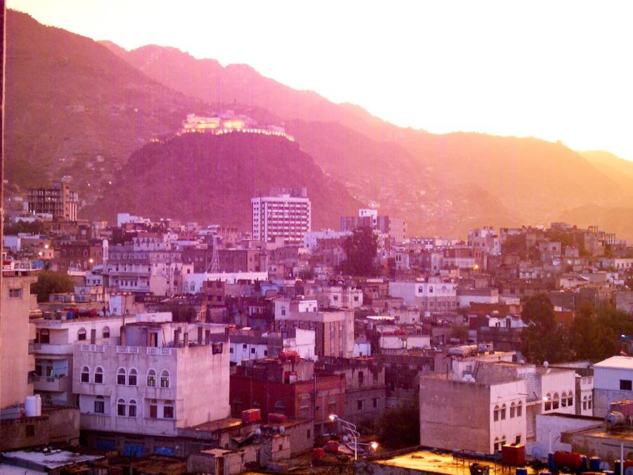 Du dernier étage de l'hôtel Shamsan, vue sur la citadelle al-Qahira et le
Djébel Sabir
... Du dernier étage de l'hôtel Shamsan, vue sur la citadelle al-Qahira et le
Djébel Sabir
...